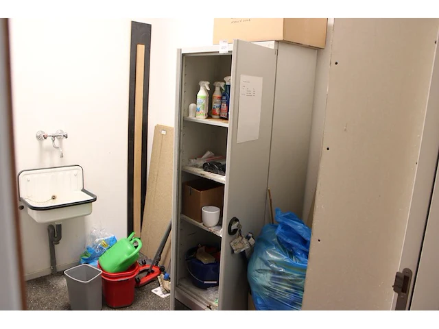 Schoonmaakartikelen en producten in en om kast w.o. bezem, zwabber, schoonmaakmiddelen, vuilniszakken enz. - afbeelding 1 van  7