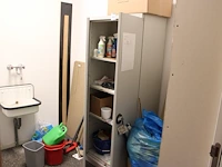 Schoonmaakartikelen en producten in en om kast w.o. bezem, zwabber, schoonmaakmiddelen, vuilniszakken enz.