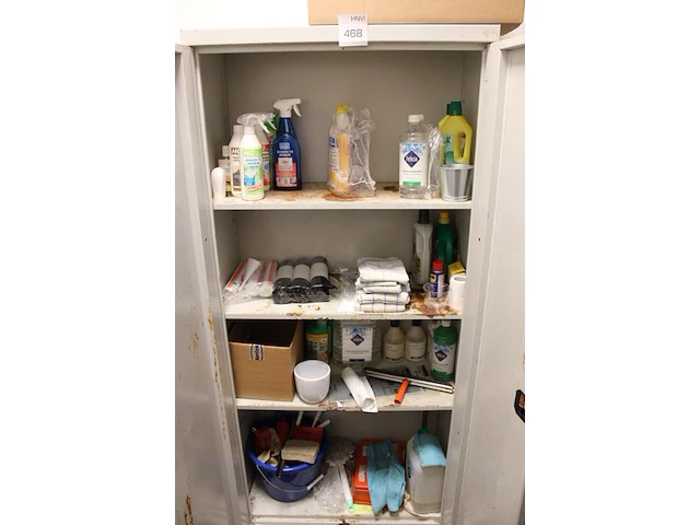 Schoonmaakartikelen en producten in en om kast w.o. bezem, zwabber, schoonmaakmiddelen, vuilniszakken enz. - afbeelding 2 van  7