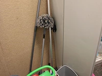 Schoonmaakartikelen en producten in en om kast w.o. bezem, zwabber, schoonmaakmiddelen, vuilniszakken enz. - afbeelding 3 van  7