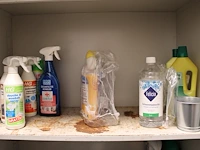 Schoonmaakartikelen en producten in en om kast w.o. bezem, zwabber, schoonmaakmiddelen, vuilniszakken enz. - afbeelding 4 van  7