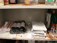 Schoonmaakartikelen en producten in en om kast w.o. bezem, zwabber, schoonmaakmiddelen, vuilniszakken enz. - afbeelding 5 van  7