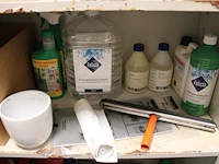 Schoonmaakartikelen en producten in en om kast w.o. bezem, zwabber, schoonmaakmiddelen, vuilniszakken enz. - afbeelding 6 van  7