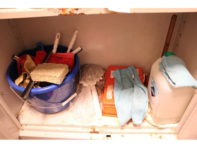 Schoonmaakartikelen en producten in en om kast w.o. bezem, zwabber, schoonmaakmiddelen, vuilniszakken enz. - afbeelding 7 van  7