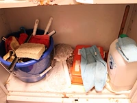 Schoonmaakartikelen en producten in en om kast w.o. bezem, zwabber, schoonmaakmiddelen, vuilniszakken enz. - afbeelding 7 van  7