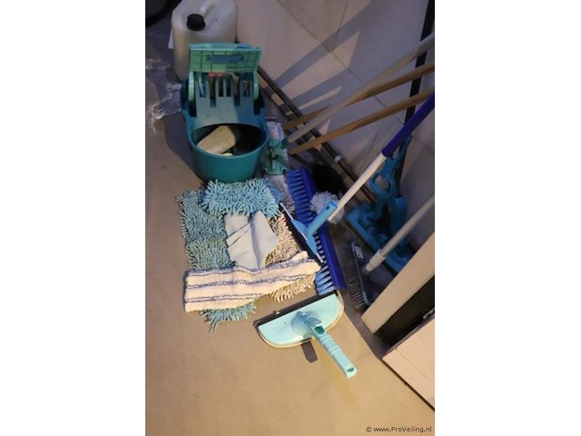 Schoonmaakartikelen o.a. dweil, emmer met wringsysteem - afbeelding 1 van  2
