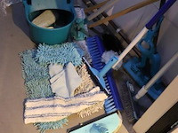 Schoonmaakartikelen o.a. dweil, emmer met wringsysteem - afbeelding 1 van  2