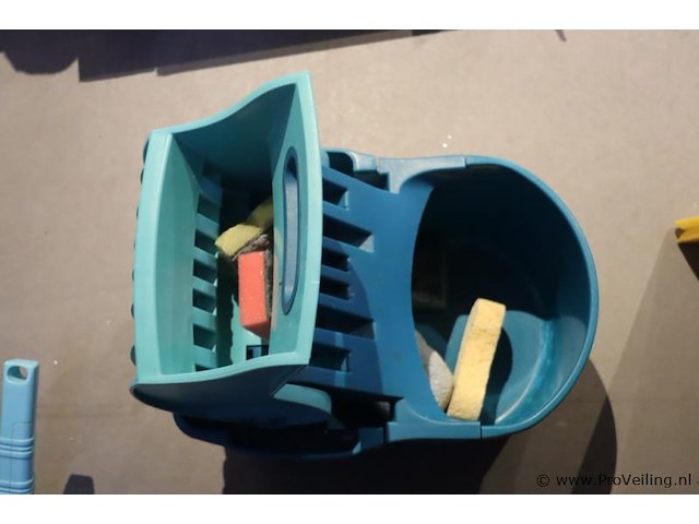 Schoonmaakartikelen o.a. dweil, emmer met wringsysteem - afbeelding 2 van  2