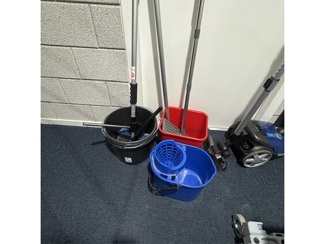 Schoonmaakkar, stofzuiger en dweilemmers - afbeelding 4 van  5