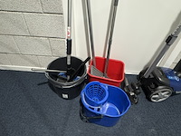 Schoonmaakkar, stofzuiger en dweilemmers - afbeelding 4 van  5