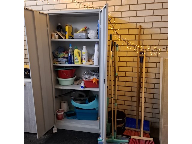 Schoonmaakkast met inhoud - afbeelding 1 van  10