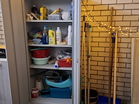 Schoonmaakkast met inhoud - afbeelding 1 van  10