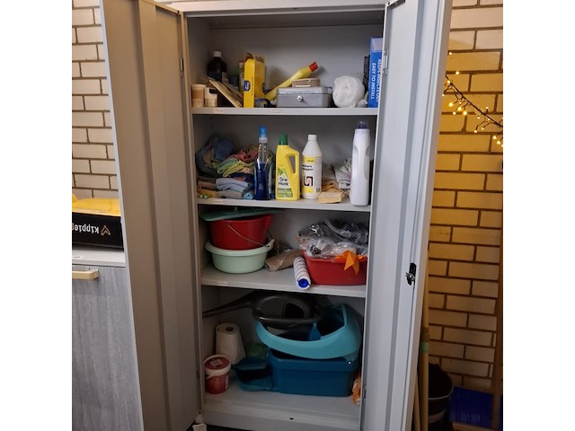 Schoonmaakkast met inhoud - afbeelding 3 van  10