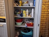 Schoonmaakkast met inhoud - afbeelding 3 van  10