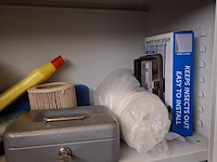 Schoonmaakkast met inhoud - afbeelding 5 van  10