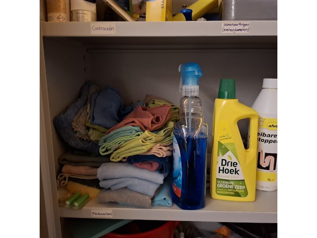 Schoonmaakkast met inhoud - afbeelding 7 van  10