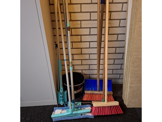 Schoonmaakkast met inhoud - afbeelding 10 van  10