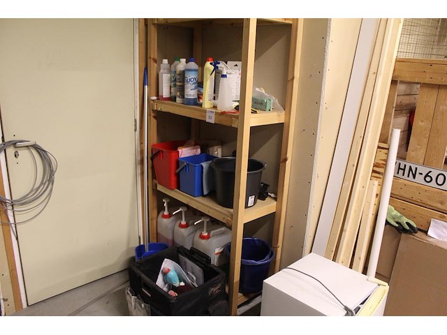 Schoonmaakmaterialen in houten stelling w.o. emmers, schoonmaakmiddelen, trolley, mop etc. - afbeelding 1 van  5