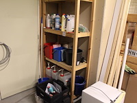 Schoonmaakmaterialen in houten stelling w.o. emmers, schoonmaakmiddelen, trolley, mop etc. - afbeelding 1 van  5