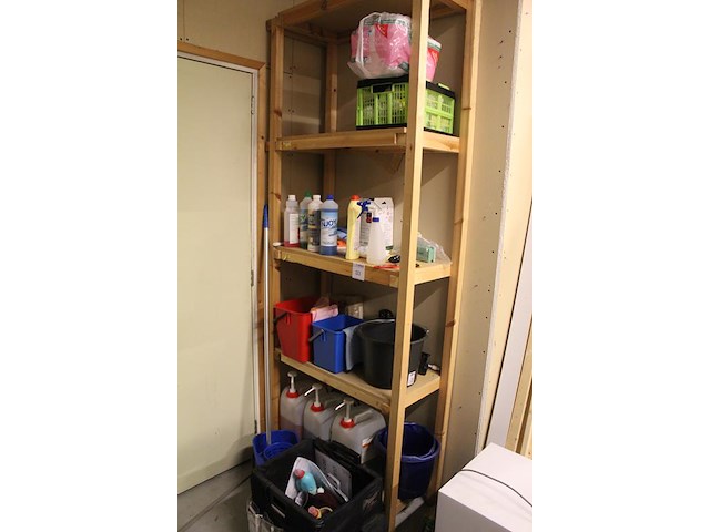 Schoonmaakmaterialen in houten stelling w.o. emmers, schoonmaakmiddelen, trolley, mop etc. - afbeelding 2 van  5
