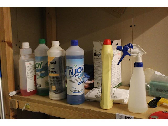 Schoonmaakmaterialen in houten stelling w.o. emmers, schoonmaakmiddelen, trolley, mop etc. - afbeelding 3 van  5