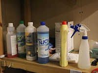 Schoonmaakmaterialen in houten stelling w.o. emmers, schoonmaakmiddelen, trolley, mop etc. - afbeelding 3 van  5