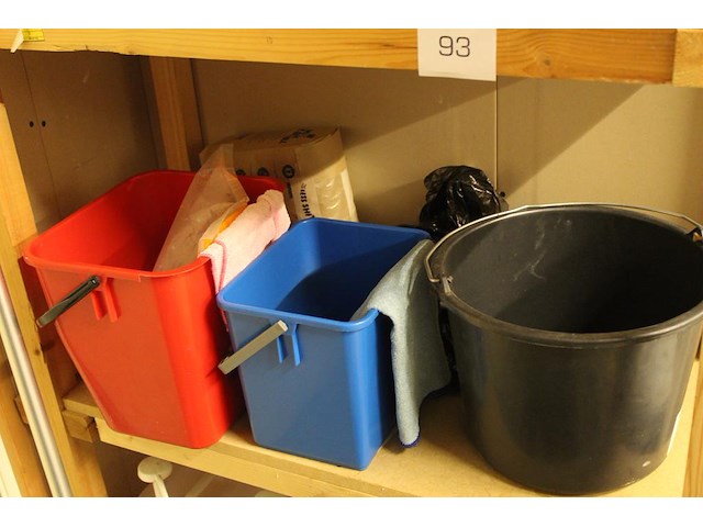 Schoonmaakmaterialen in houten stelling w.o. emmers, schoonmaakmiddelen, trolley, mop etc. - afbeelding 4 van  5