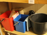 Schoonmaakmaterialen in houten stelling w.o. emmers, schoonmaakmiddelen, trolley, mop etc. - afbeelding 4 van  5