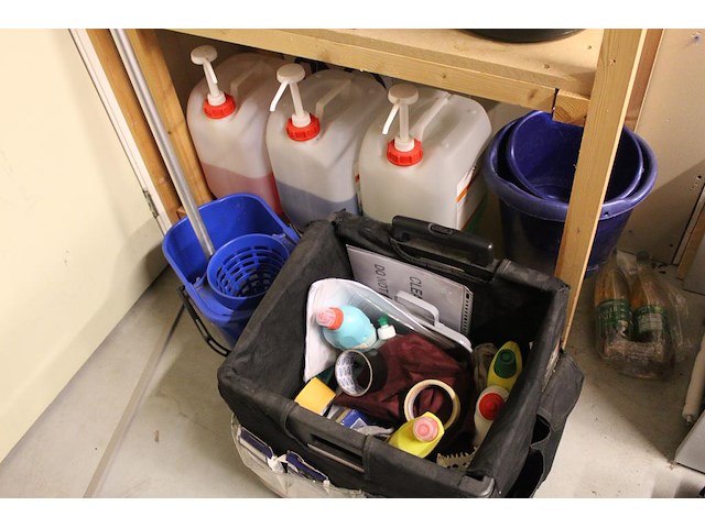 Schoonmaakmaterialen in houten stelling w.o. emmers, schoonmaakmiddelen, trolley, mop etc. - afbeelding 5 van  5