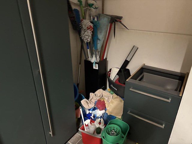 Schoonmaakmaterialen w.o. moppen, bezems, schrobbers, dweilen, poetsdoeken enz. - afbeelding 1 van  2