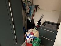 Schoonmaakmaterialen w.o. moppen, bezems, schrobbers, dweilen, poetsdoeken enz. - afbeelding 1 van  2