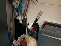 Schoonmaakmaterialen w.o. moppen, bezems, schrobbers, dweilen, poetsdoeken enz. - afbeelding 2 van  2