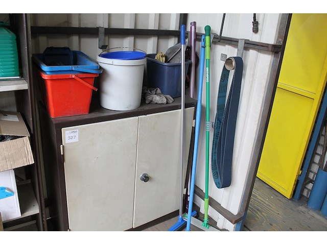 Schoonmaakmaterialen w.o. trekkers, emmers, vuilniszakken en allesreiniger. let op: inclusief kast. - afbeelding 1 van  3