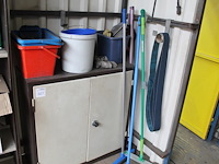 Schoonmaakmaterialen w.o. trekkers, emmers, vuilniszakken en allesreiniger. let op: inclusief kast. - afbeelding 1 van  3