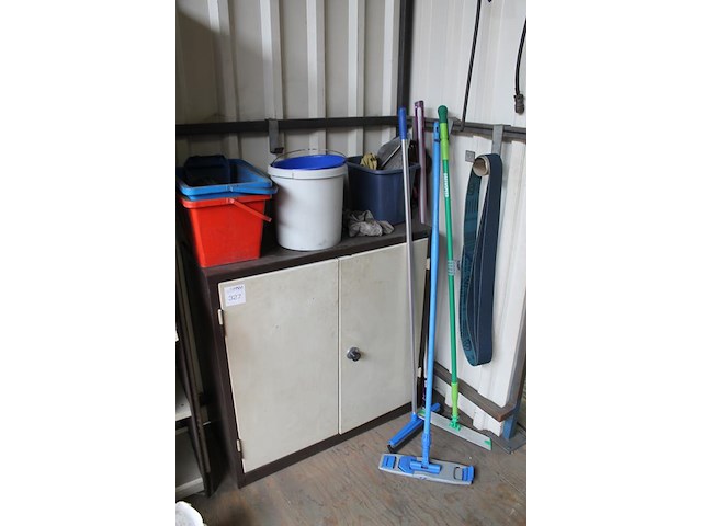 Schoonmaakmaterialen w.o. trekkers, emmers, vuilniszakken en allesreiniger. let op: inclusief kast. - afbeelding 2 van  3