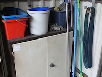 Schoonmaakmaterialen w.o. trekkers, emmers, vuilniszakken en allesreiniger. let op: inclusief kast. - afbeelding 2 van  3