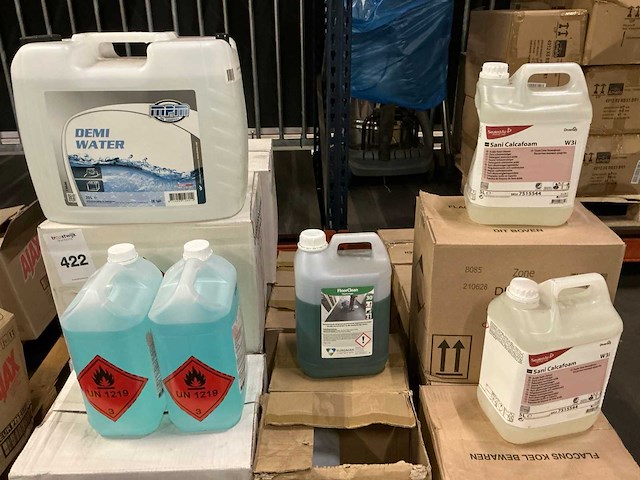 Schoonmaakmiddel en gedestilleerd water (14x) - afbeelding 1 van  8