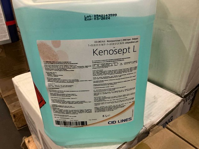 Schoonmaakmiddel en gedestilleerd water (14x) - afbeelding 2 van  8