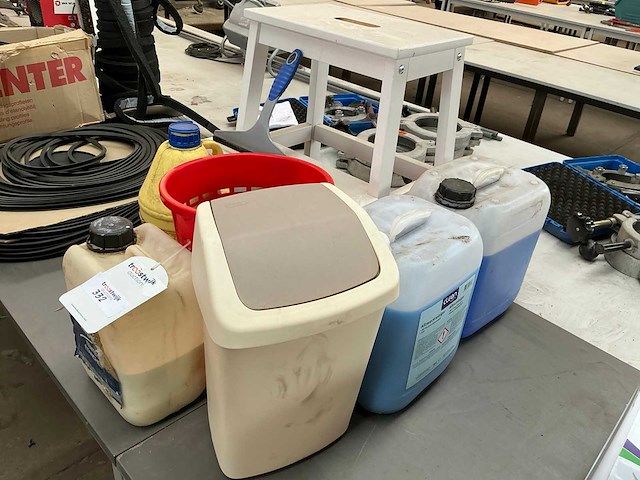 Schoonmaakmiddel en krukje - afbeelding 2 van  3