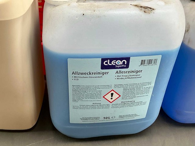 Schoonmaakmiddel en krukje - afbeelding 3 van  3