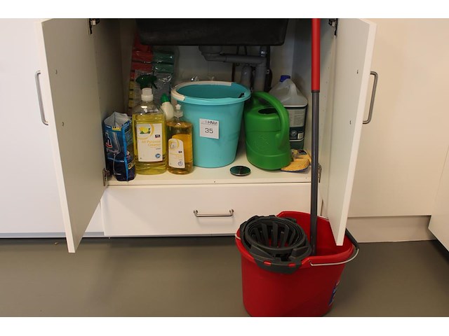 Schoonmaakmiddelen en -materialen w.o. mop, vergiet en emmer. - afbeelding 1 van  2