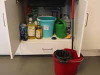 Schoonmaakmiddelen en -materialen w.o. mop, vergiet en emmer. - afbeelding 1 van  2