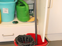 Schoonmaakmiddelen en -materialen w.o. mop, vergiet en emmer. - afbeelding 2 van  2