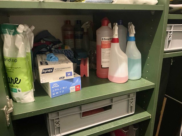 Schoonmaakmiddelen en reclame artikelen - afbeelding 1 van  6