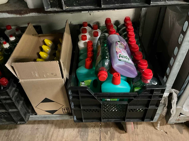 Schoonmaakmiddelen en toebehoren - afbeelding 3 van  8