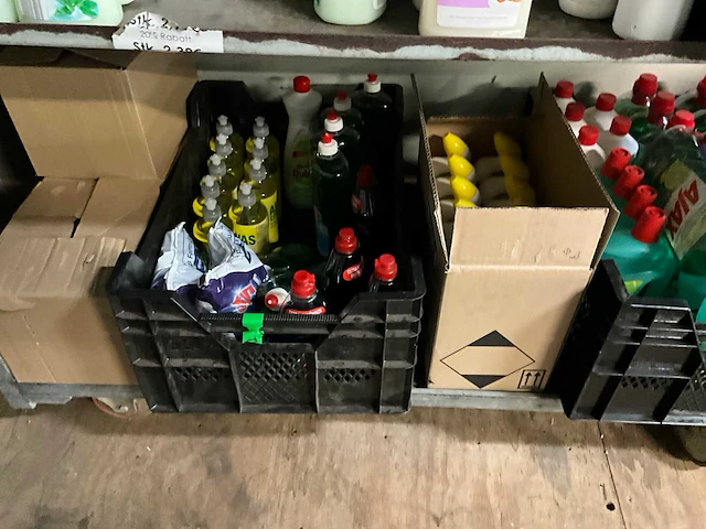 Schoonmaakmiddelen en toebehoren - afbeelding 4 van  8