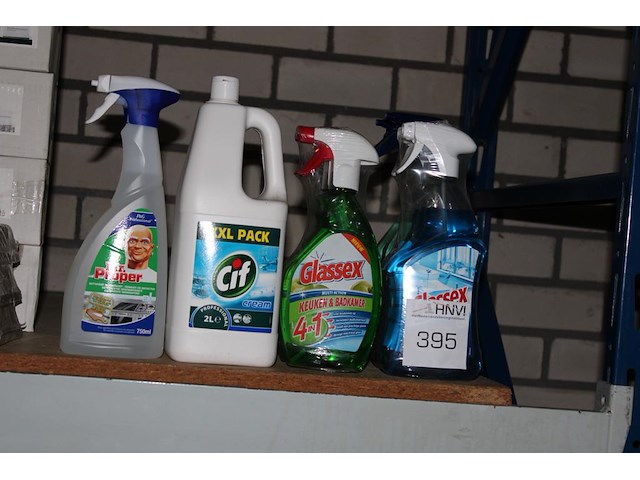 Schoonmaakmiddelen w.o. cif, mr. proper en glassex. - afbeelding 1 van  2