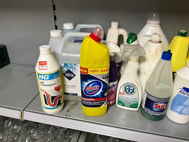 Schoonmaakmiddelen - afbeelding 1 van  4