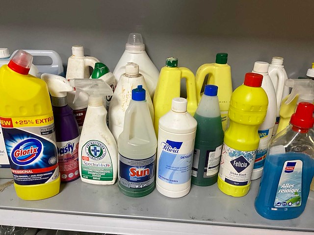 Schoonmaakmiddelen - afbeelding 2 van  4