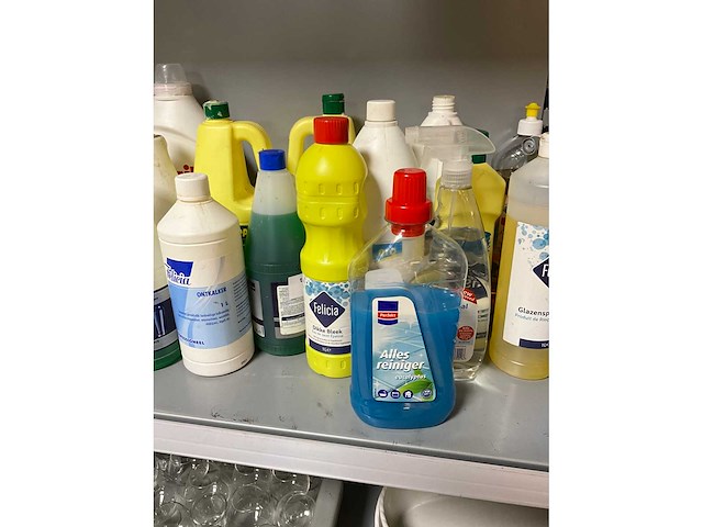 Schoonmaakmiddelen - afbeelding 3 van  4